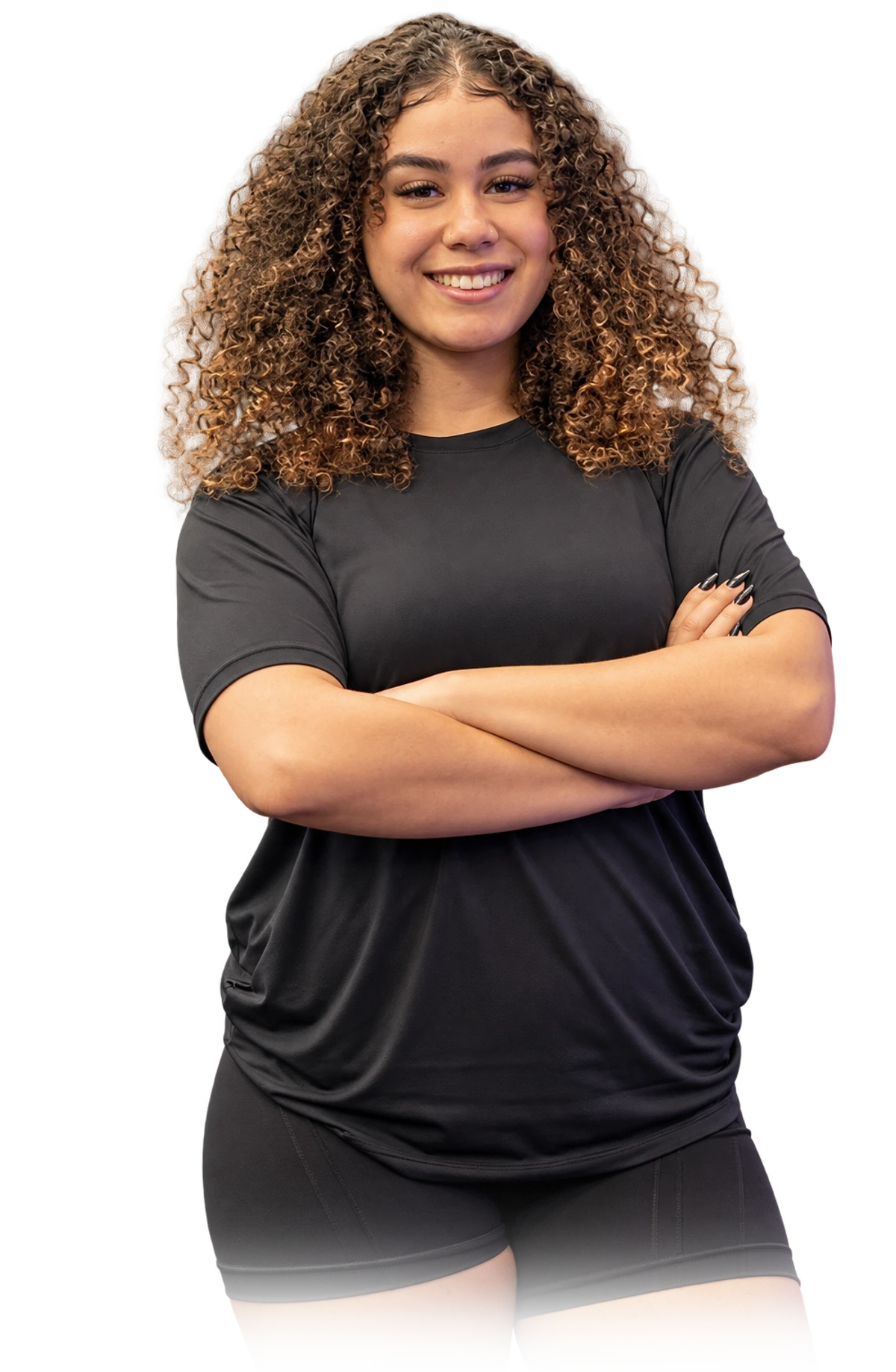Isys Karoline sorrindo, de braços cruzados